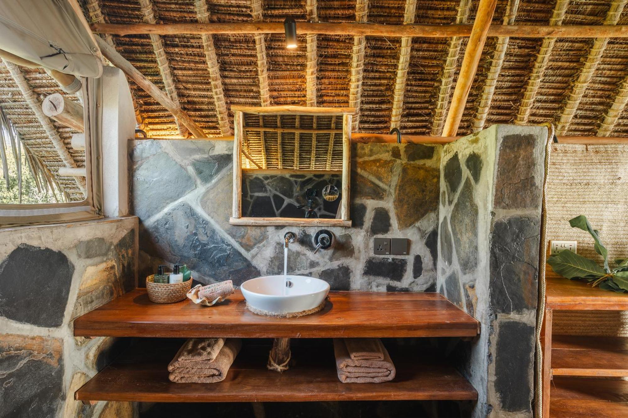 Mwazaro Beach Lodge Shimoni Exterior photo